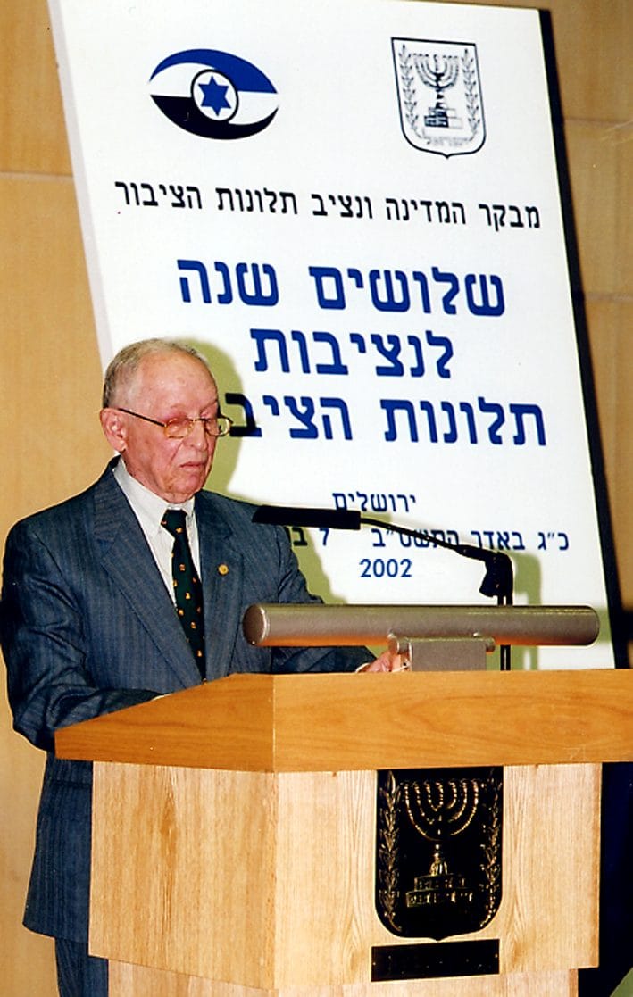 תמיר נואם באירוע שלושים שנה