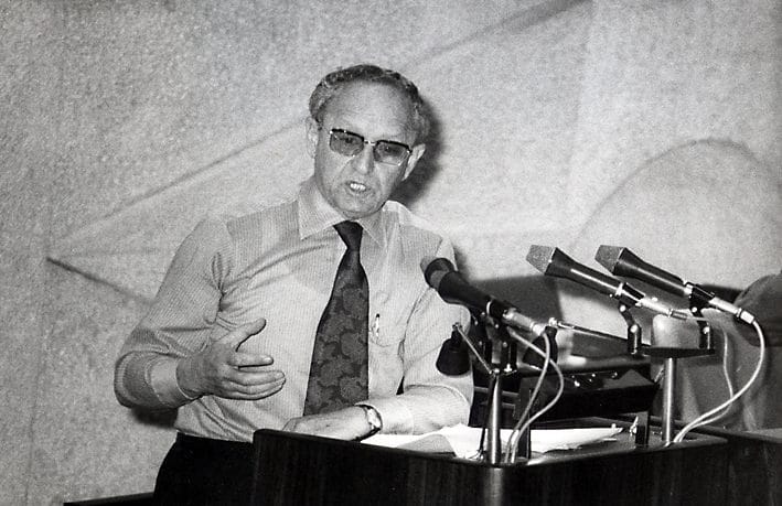 תמיר על דוכן הכנסת קייץ 1973